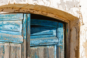 PUERTA DE CASA ABANDONADA A MEDIO CERRAR.