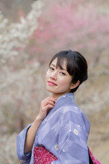 Fototapeta premium 着物を着ている女性