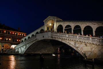 Naklejka na ściany i meble Rialto bridge at night, Venice