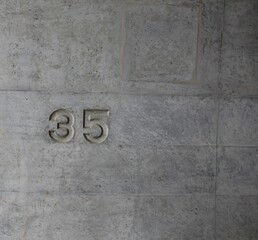 コンクリート壁面に刻印された「３５」という数字
