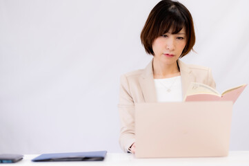 パソコンを見て悩む女性【2020】	
