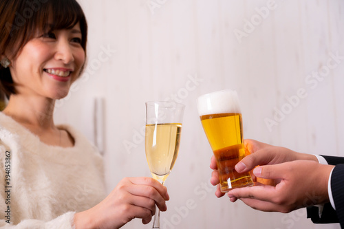 東京都 クリスマスパーティーで乾杯する女性 Wall Mural Bsdc