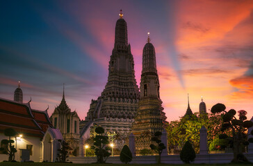 Twilight view of Wat Arun Ratchawararam temple
