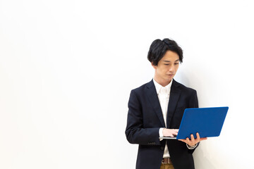 パソコンを使う男性　白バックイメージ