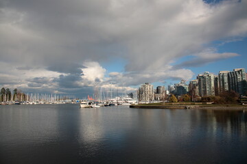 Obraz premium View of Vancouver downtown skyline and coal harbour during springtime seen from Vancouver Stanley Park, British Columbia, Canada.