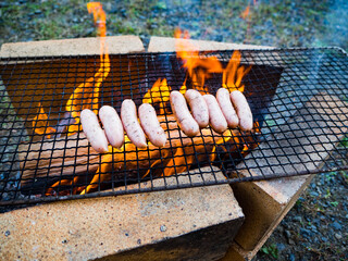 家の軒先に耐火煉瓦で即席かまどを作りソーセージを焼き始める休日