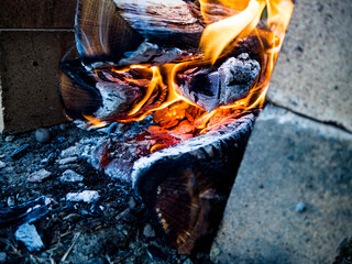 耐火煉瓦でつくったかまどで火おこしと焚火を楽しむ