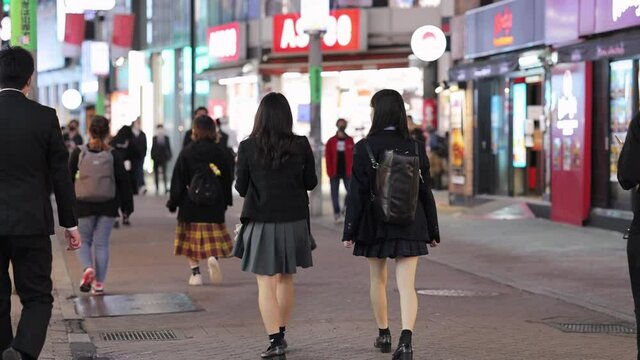 渋谷センター街を歩く制服の女子高生の後ろ姿