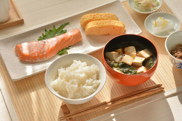 和朝食　鮭の塩焼き　豆腐の味噌汁 - 394899853