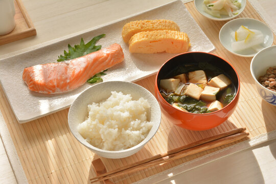 和朝食　鮭の塩焼き　豆腐の味噌汁