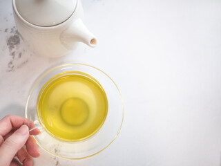 透明耐熱グラスに急須で注がれた緑茶・日本茶を家で飲む様子。