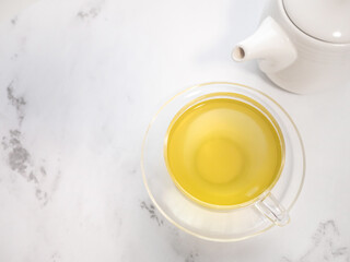透明耐熱グラスに急須で注がれた緑茶・日本茶を家で飲む様子。