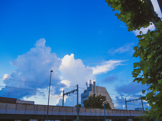 雨上がりの湿った青空
