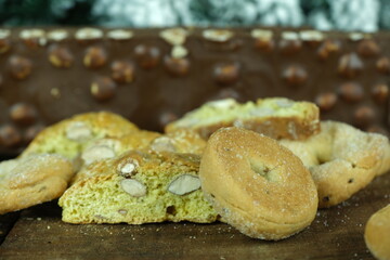 Torrone al cioccolato con biscotti su sfondo in legno e corona con neve. Tema natalizio. Natale