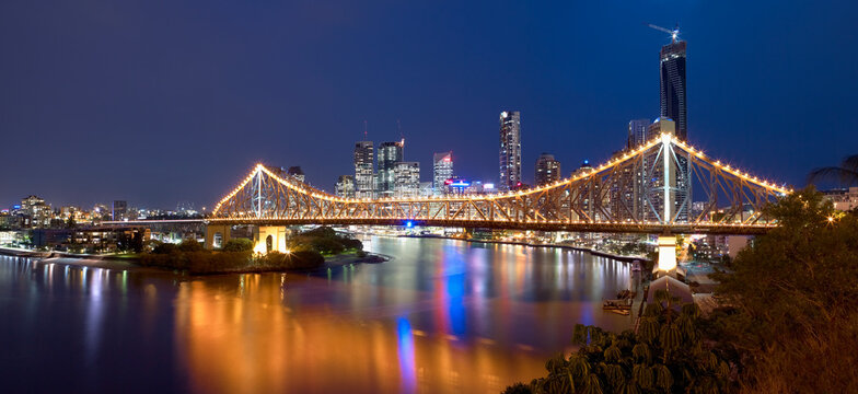 Fototapeta Panorama of Brisbane city and Storey Bridge on clear night and reflecting in Brisbane River