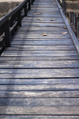 Obraz premium Old wood plank bridge with dry leaf on floor background