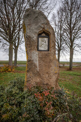 Fototapeta premium Menhier von Ober-Saulheim an der L4501
