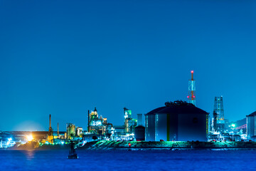 下関から関門海峡を越えて見る北九州工業地帯の美しい工場の夜景