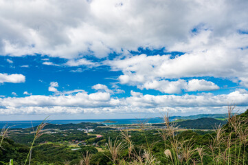 秋の川棚温泉と青空の日本海(山口県)