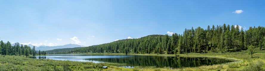 Fototapeta na wymiar Lake Kidelu in the Ulagan district of the Altai mountains