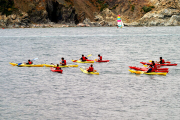randonnée côtière de groupe en kayak de mer