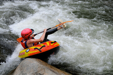 descente de rivi&egrave;re avec une bou&eacute;e ronde sud de France