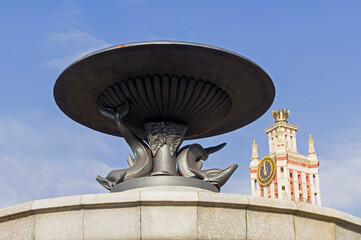 A sculpture at the top of the fountain