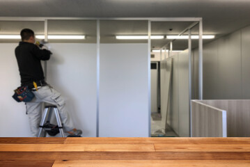 建具の工事をする職人