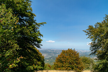 Obraz premium Vista dal sentiero 109AG da Poggio San Romualdo a Castelletta nelle Marche