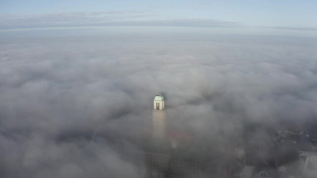 Rathaus Spandau am morgen mit Nebel.