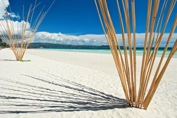 Papier Peint photo Plage blanche de Boracay Belle plage de sable blanc propre et vide avec des œuvres d& 39 art en bambou contre un ciel bleu sur l& 39 île de Boracay, province d& 39 Aklan, Visayas, Philippines, Asie