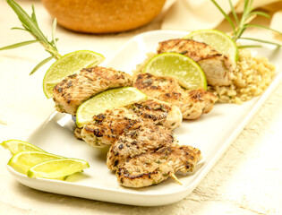 brochetas de pavo y lima con guarnición de arroz integral
