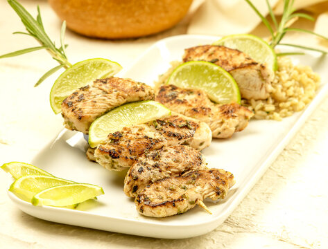 brochetas de pavo y lima con guarnici&oacute;n de arroz integral
