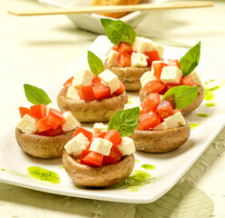 champiñones rellenos de ensalada griega