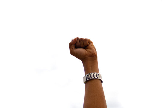 Punho em riste com c&eacute;u nublado ao fundo. Foto feita em manifesta&ccedil;&atilde;o na cidade de Goi&acirc;nia contra o racismo.  S&iacute;mbolo de resist&ecirc;ncia.