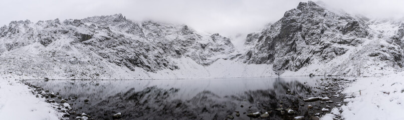 Obraz premium Snow-covered winter mountain lake at Eye of the Sea or Morskie Oko, Poland tatras mountain