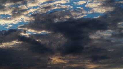 Stratocumulus au contraste élevé, pommelant le ciel pendant le coucher du soleil