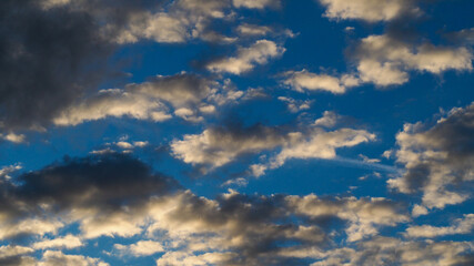Banc de stratocumulus pommelant le ciel crépusculaire