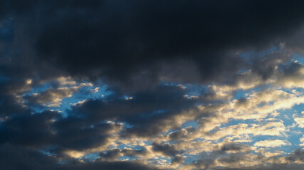 Obraz premium Forts contrastes sous des stratocumulus, en fin de soirée