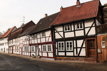 Deutsche Fachwerkromantik; Häuserzeile an der Hullerser Mauer in Einbeck