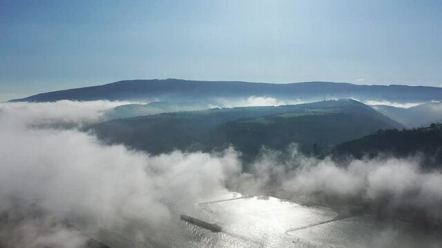 Drohnenflug über dem Nebel mit Blick auf das Morgenbachtal im Rheingau, Hessen