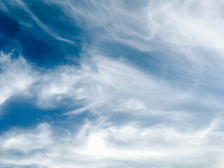 Obraz premium Blue sky with beautiful and fluffy white clouds