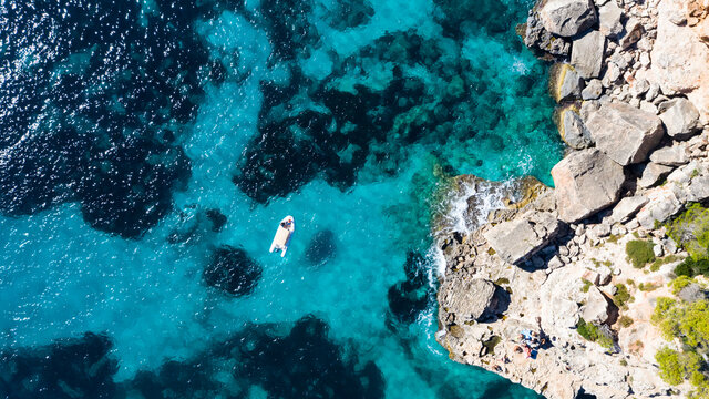 Luftaufnahme, Cala d'es Moro, Felsenküste bei Cala de s'Almonia, Naturschutzgebiet Cala Llombards, Mallorca, Balearen, Spanien © David Brown