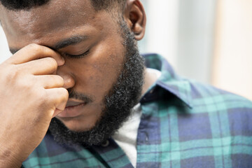 Obraz premium Sick black African man suffering from headache; health and sickness concept for vertigo, dizziness, stress, stroke, depression, burnout, Alzheimer disease, brain cancer, memory loss