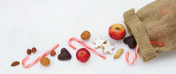  Sankt Nikolaus, Nikolaus-Säckchen mit Äpfeln, Nüssen und Süssigkeiten, Banner, Header, Headline, Panorama