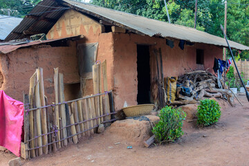Casa tradicional de adobe, en en la pequeña aldea de Edioungou, en los alrededores de Oussouye, en la región de Casamance, en el sur del Senegal