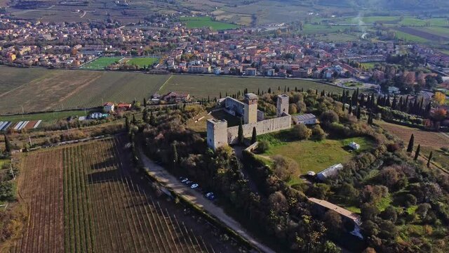 Vista Aerea di un antico castello Medioevale sopra la cima di una collina.