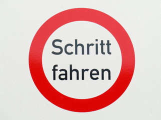 Verkehrsschild Schritt fahren, Schrittgeschwindigkeit, weisser Hintergrund, Deutschland, Europa