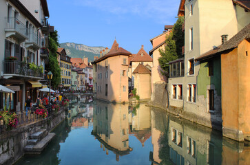 Fototapeta na wymiar Annecy and her spectacular reflections on a clear day