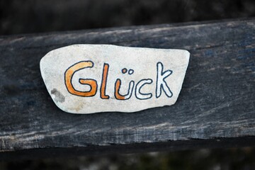 Ein Glücksstein mit dem Wort Glück -   Der Stein selbst möge ein Glücksbringer sein, so der...